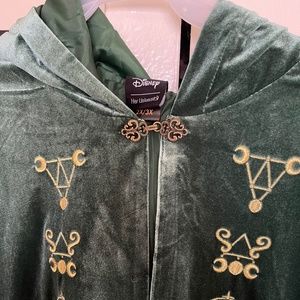 NWOT Her Universe Disney Hocus Pocus Winifred Hooded Velvet Cape